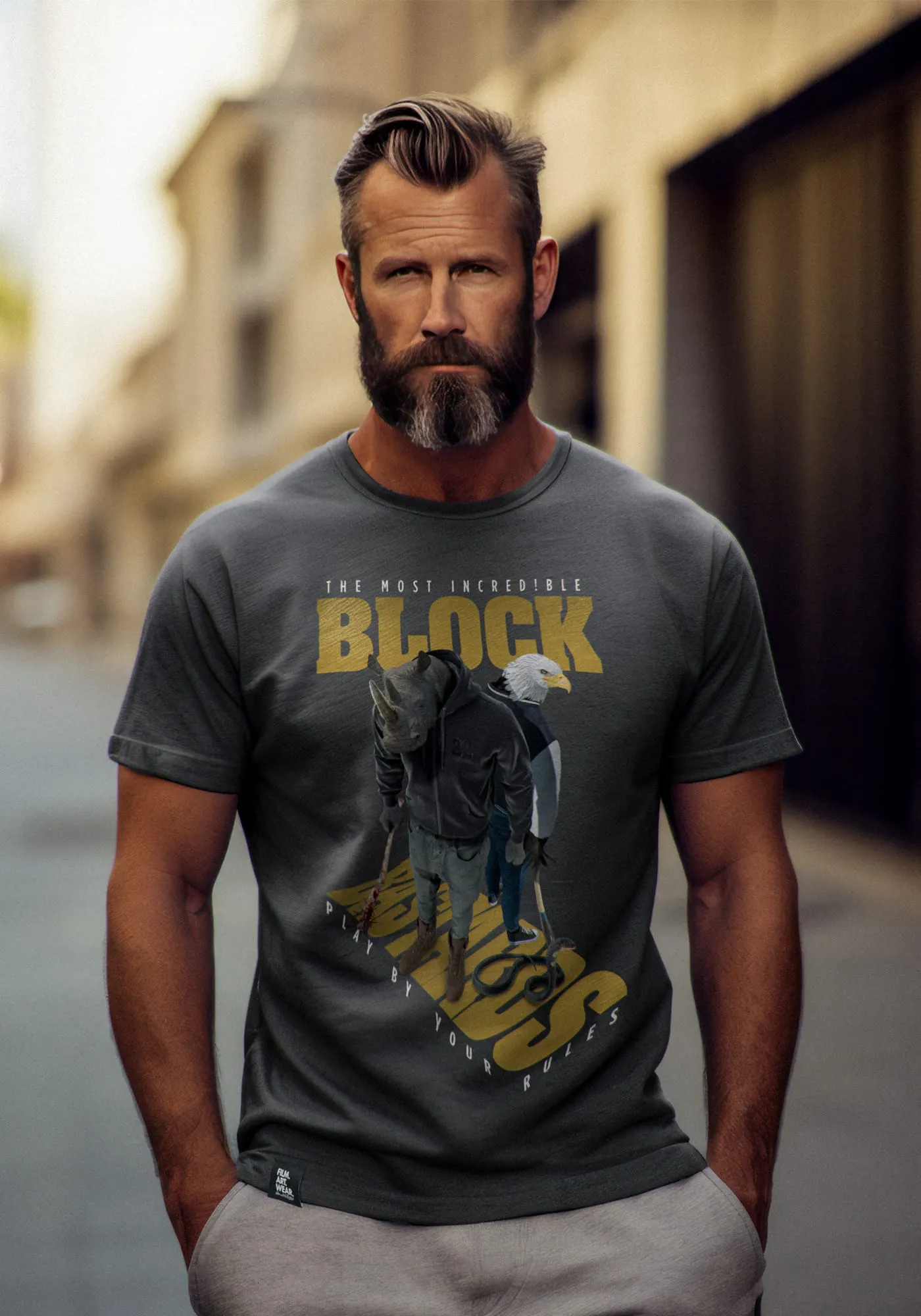 Matt trägt Blockbastards T-Shirt in anthrazit in urbaner Straßenumgebung