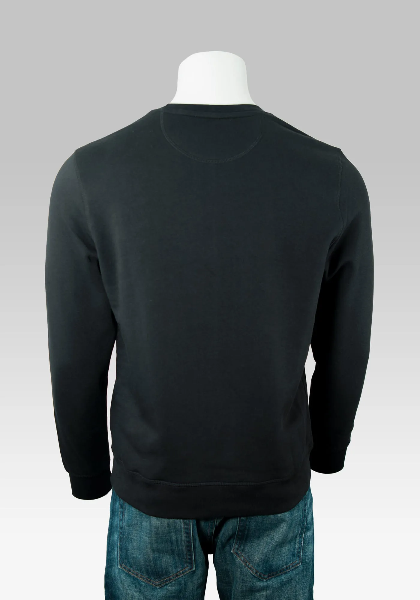 Hollowpuppe von hinten mit dem schwarzen Sweater ohne Rückenprint