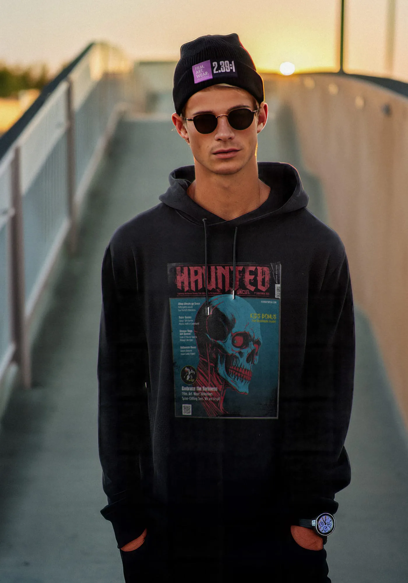 Streetwear-Hoodie Haunted getragen von Model Jordan mit schwarzem Beanie