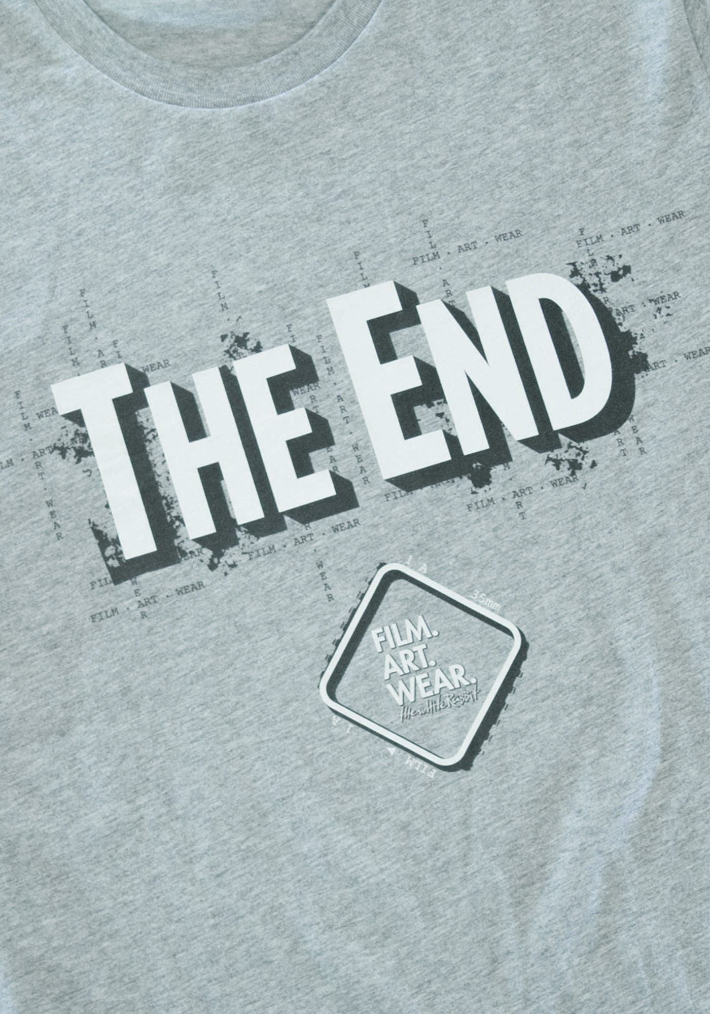 Closeup Frontdruck mit The End Schriftzug T-shirt