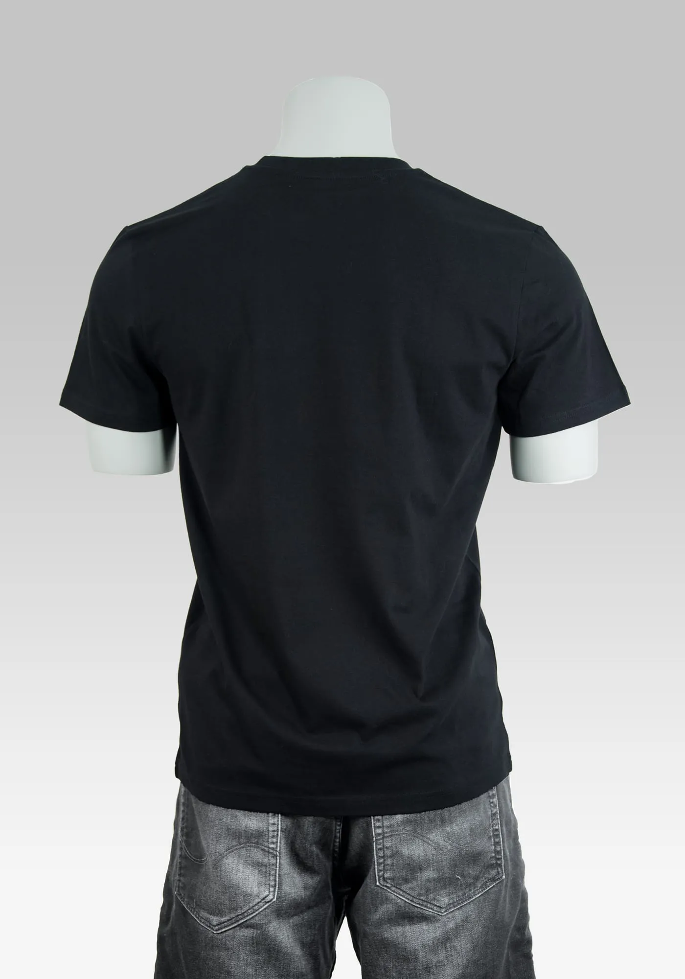 Schwarzes T-Shirt Gimme in Rückenansicht auf Hollowpuppe