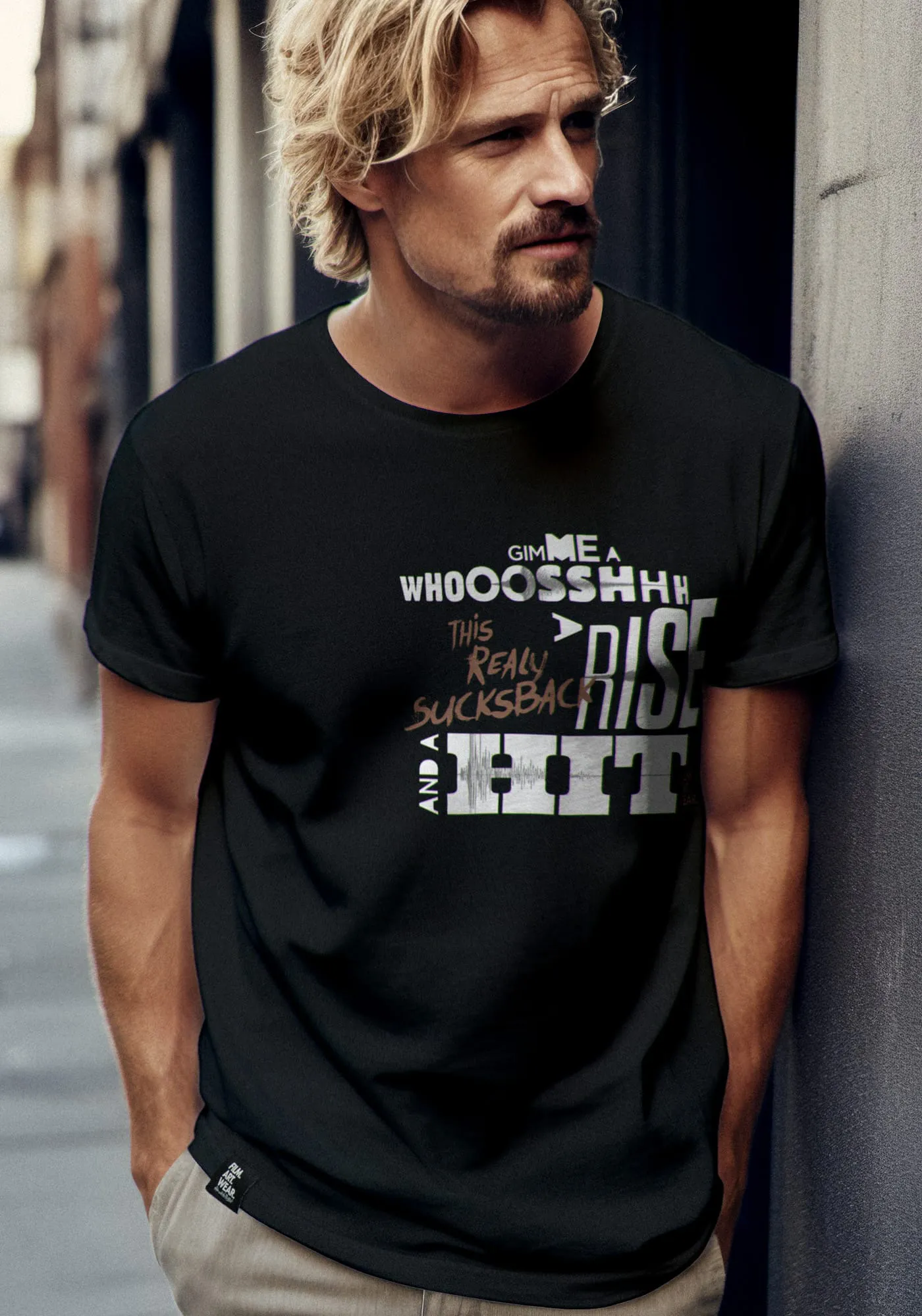 Nerd-shirts film t-shirt Gimme getragen von model Greg in lässiger Pose