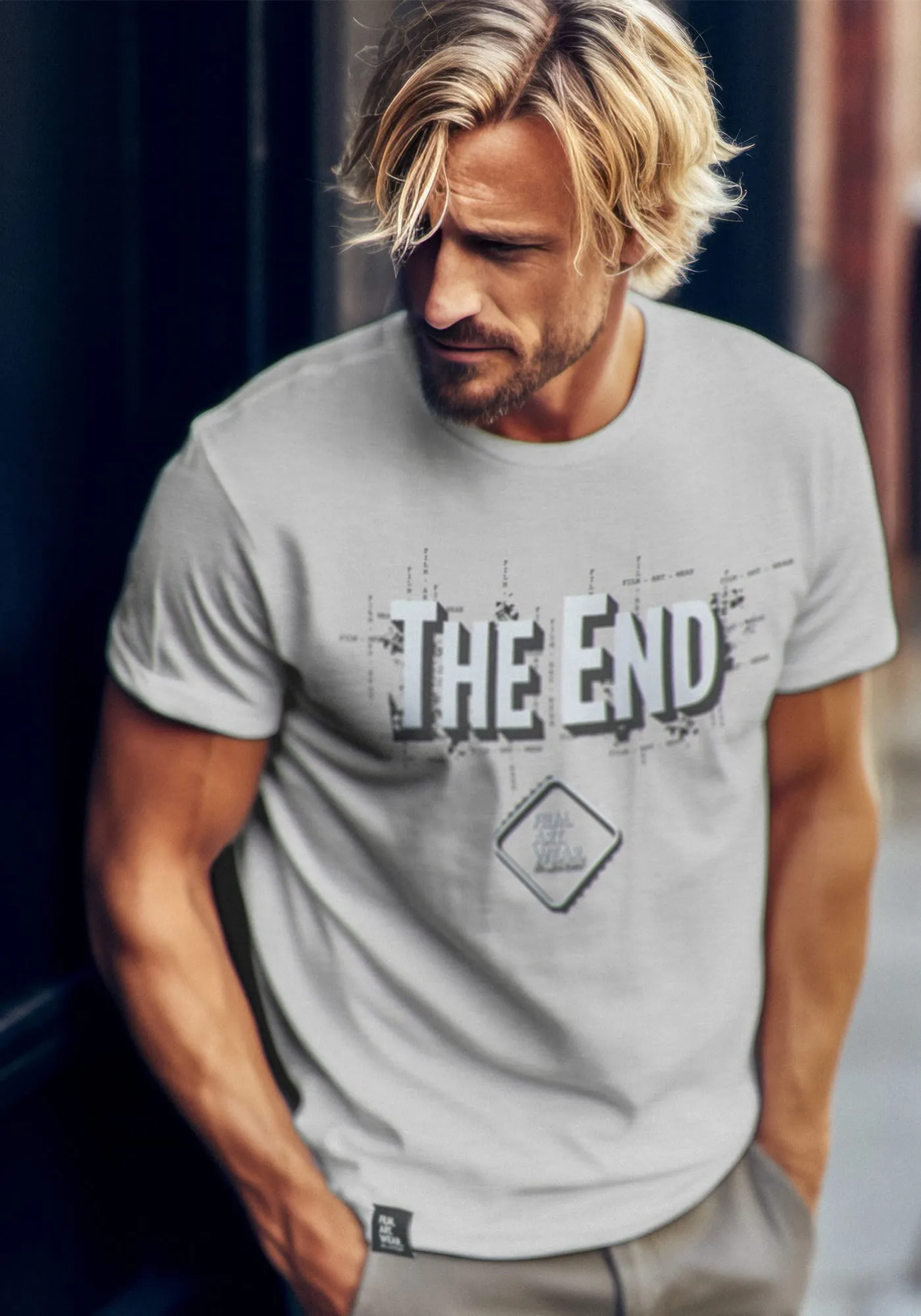 Model Greg trägt das filmliebhaber T-Shirt mit dem the End Print auf der Brust