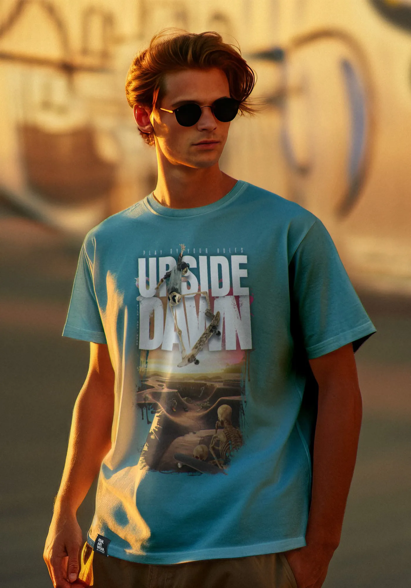 Jordan trägt T-Shirt mit Frontprints Upside Dawn mit den skatenden Skeletten 
